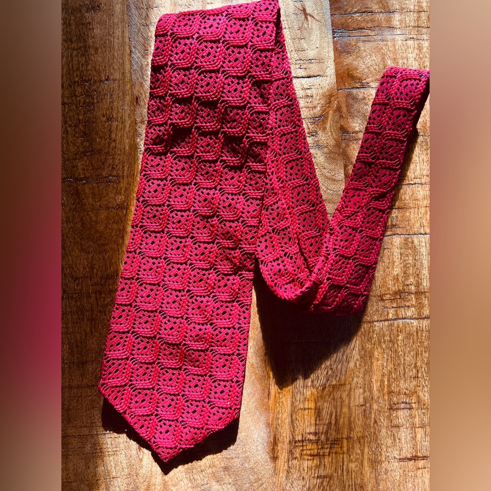 Vintage red polyester lace over black satin tie.
Made of Trevira lace